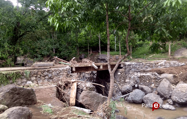 Jembatan Malangngo yang ada di Desa Kaleok ikut Rusak Akibat Tanah Longsor dan Arus Sungai. Photo: Amri