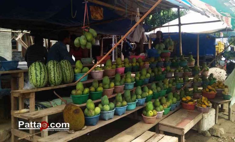 Foto Pedangan buah Mangga menjamur di sepanjang jalan poros Polewali Mamasa