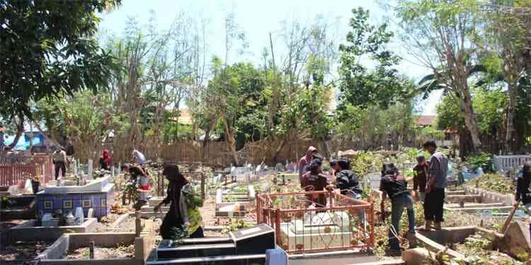 HMTI Unasman Lakukan Bakti sosial di area pemakaman umum warga Takatidung