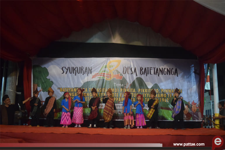 Siswa PAUD Tosalama mewakili Dusun Kanang Bendungan pada Lomba Kesenian Pattae. Photo: Chimbol