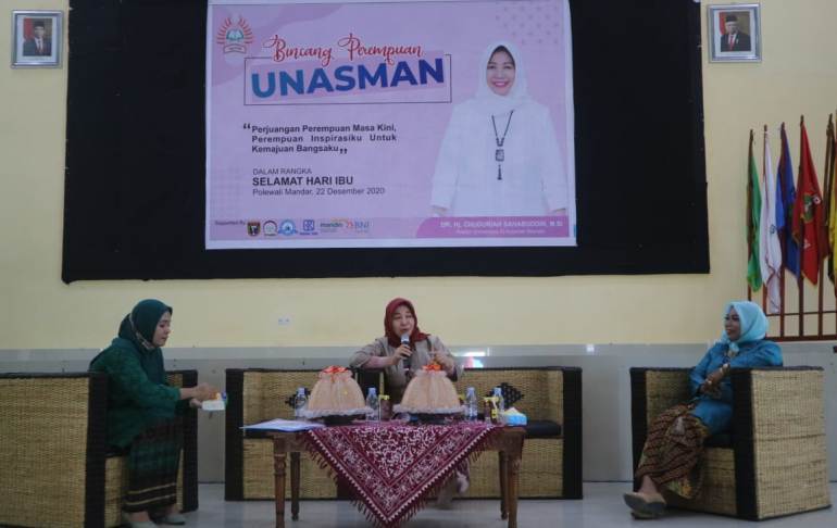 Rektor Unasman Chuduriah Sahabuddin bersama Retno Dwi Utami pada Bincang Perempuan memperingati hari ibu nasional
