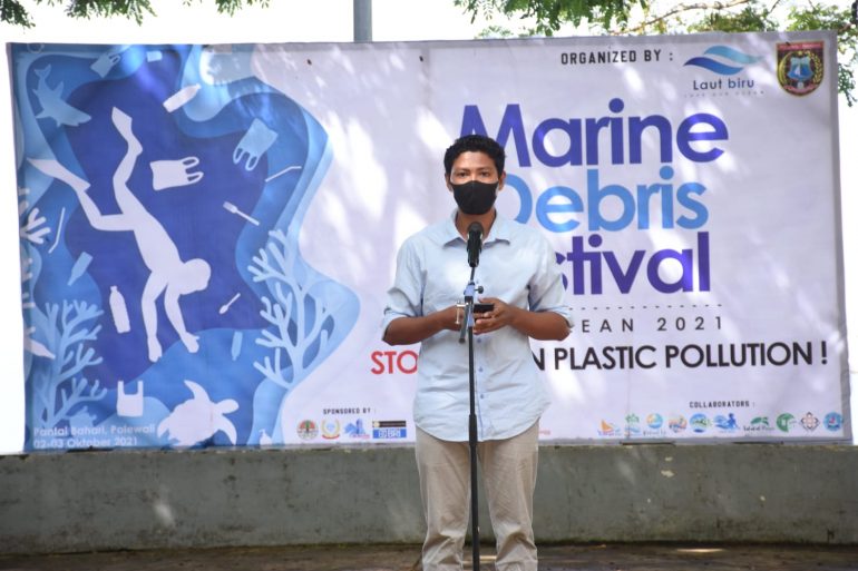 Melalui kegiatan Marine Debris Festival (Snorclean II), Komunitas Laut Biru di Kabupaten Polewali Mandar, Sulawesi Barat kampanye cinta laut di Pantai Bahari, Minggu (2/10/2021).
