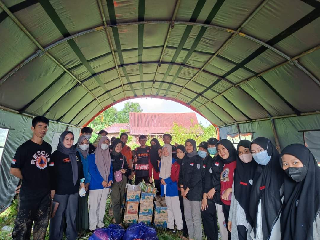 Mahasiswa Poltekkes Kemenkes Mamuju beri penanganan medis kepada Korban Banjir Kalukku