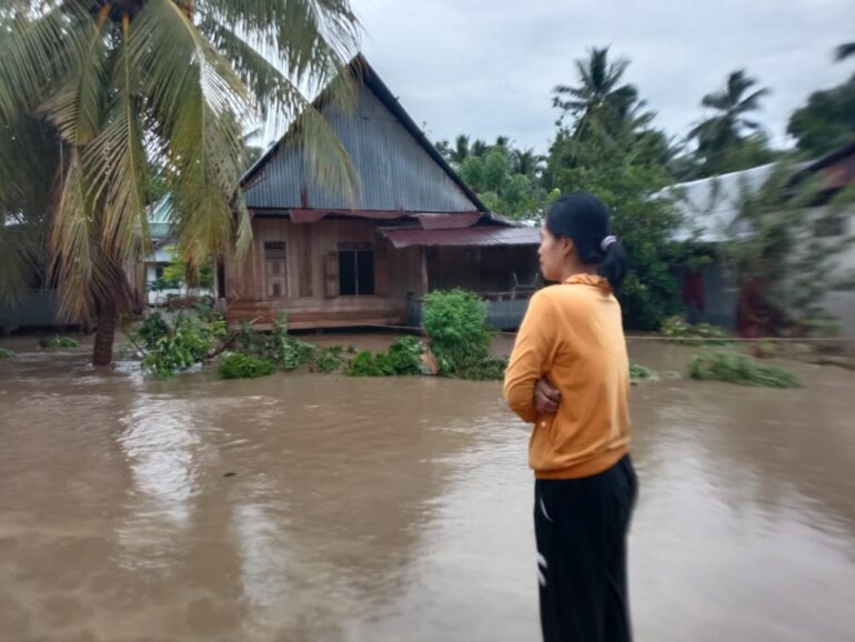 Warga Tinambung Dilanda Banjir
