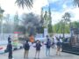 Aksi Warga Alu di depan Kantor Bupati Polewali Mandar terkait kondisi infrastruktur di daerahnya yang buruk dan tak tersentuh pembangunan daerah
