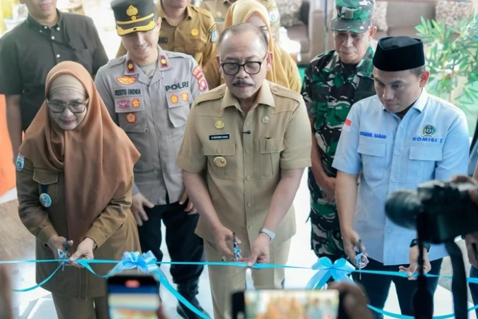 Peresmia Kantor PDAM Wai Tipalayo oleh Gubernur Sulbar, Suhardi Duka (tengah) Wakil Bupati Polman Andi Nursami (Kanan), dan Direktur PDAM Polman Muhammad Fadli (kiri), Selasa (14/10)