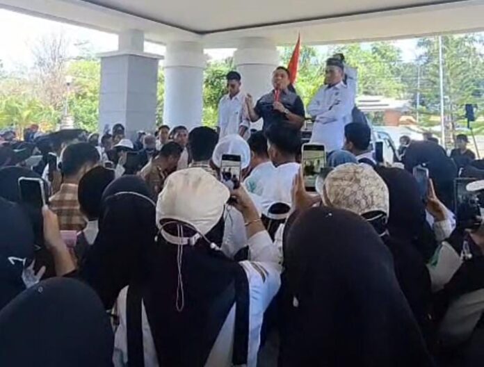 Aksi guru Madrasah Swasta di Kantor DPRD Polewali Mandar