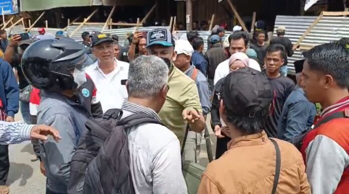 Suasana kericuhan saat sengketa pasar sentral Pekkabata Polewali