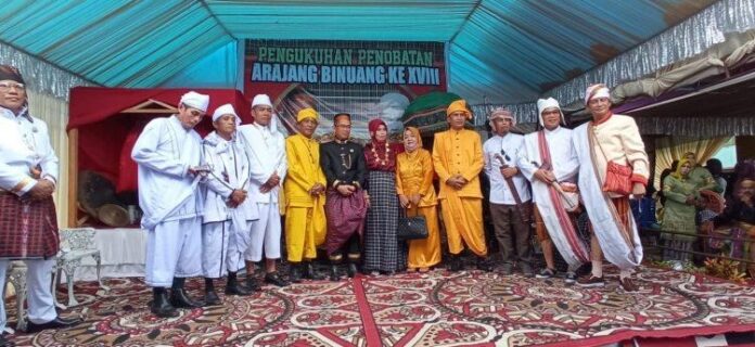 Pengukuhan Arajang Binuang ke XVIII (Tengah). Foto: 2022