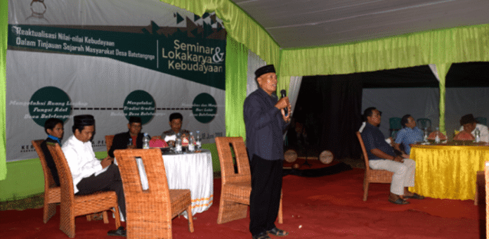 H Hasan Dalle saat menghadiri lokakarya budaya di lapangan Desa Batetangnga