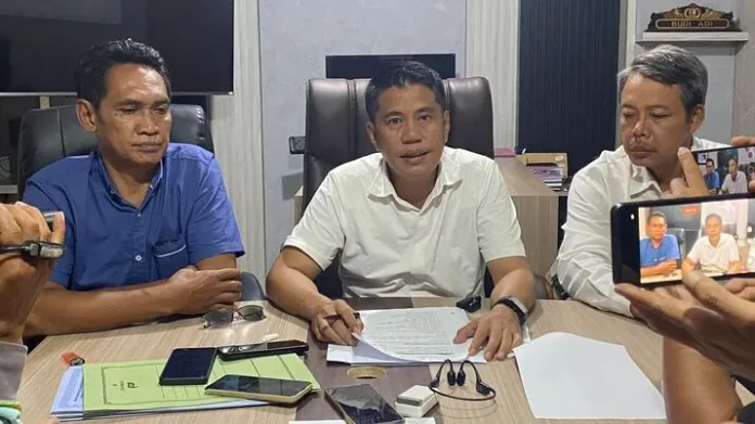 Gambar Kasatreskrim Polres Polman bersama Kanit PPA dan Kanit Resum saat dikonfirmasi diruang kerjanya