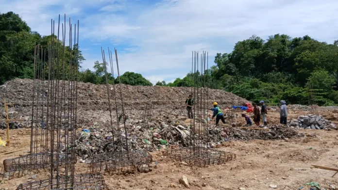 Proyek Pembangunan Tempat Pengelolaan Sampah Terpadu (TPST) di Desa Paku diatas TUmpuka sampah Plastik jadi sorotan.