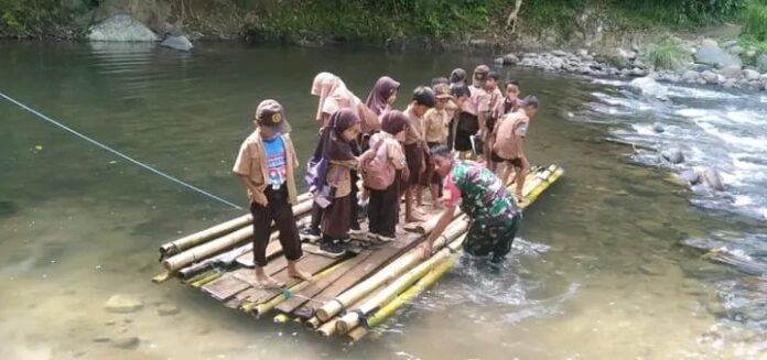 Anak sekolah harus menyebrangi sungai dengan alat rakit