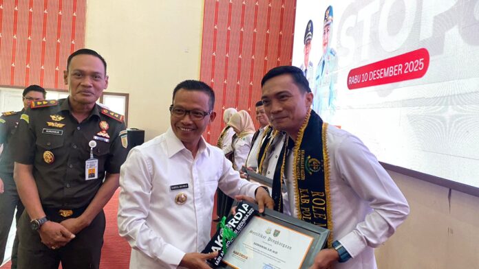 Kejaksaan Negeri Polewali Mandar memberikan apresiasi kepada enam Aparatur Sipil Negara (ASN) Role Model Kabupaten Polewali Mandar dalam rangka Peringatan Hari Antikorupsi Sedunia (Hakordia) 2025.