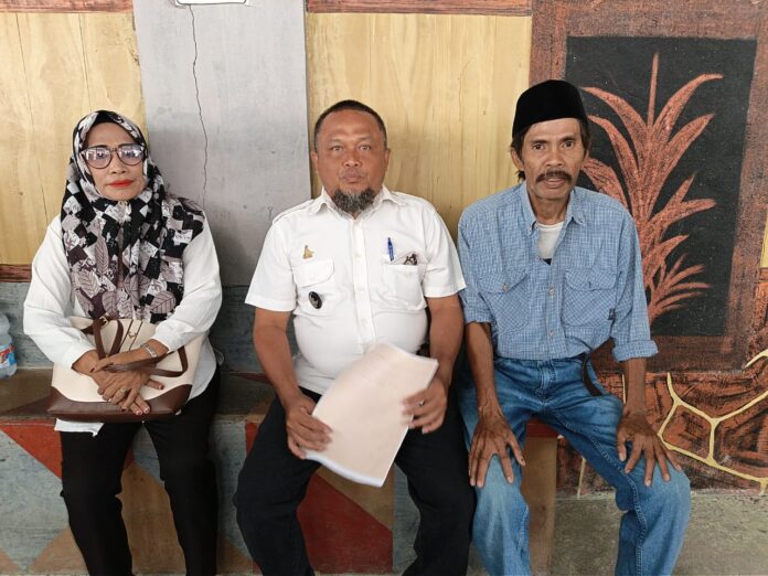 Kepala Desa Sumarrang, Sudirman, untuk memenuhi panggilan sidang pertama perkara sengketa lahan