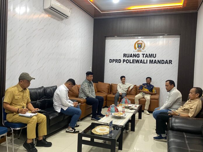 Ketua Komisi I DPRD Polewali Mandar (Polman) Rahmadi menerima kunjungan kerja DPRD Kabupaten Pangkep dalam rangka membahas skema anggaran media di tengah keberagaman platform pemberitaan, mulai dari media cetak, online, hingga media nasional, Senin (9/2/2026).