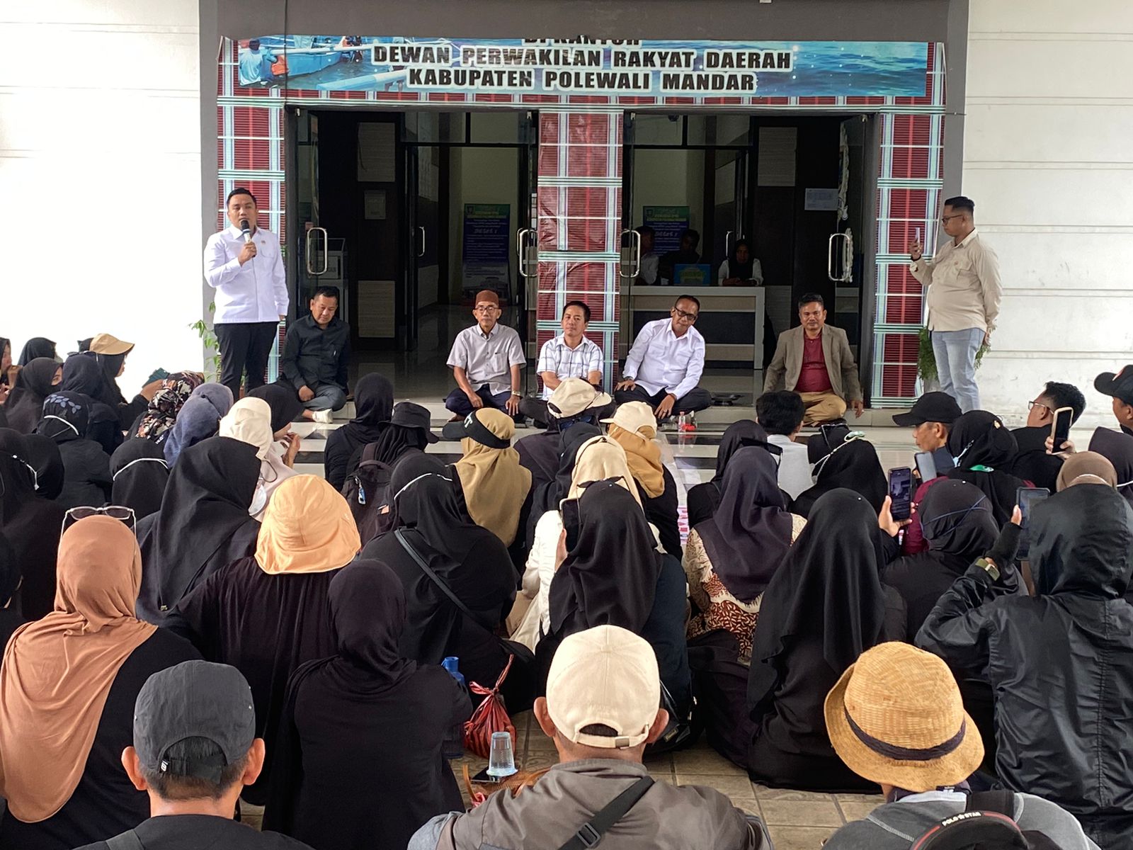 Aksi Guru Madrasah di Kantor DPRD Polman menuntut kepastian nasib mereka sebagai guru honorer