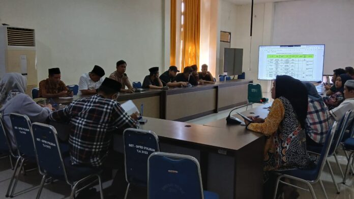 Rapat Dengar Pendapat (RDP) yang dipimpin Wakil Ketua DPRD Polman Amiruddin, didampingi Ketua Komisi III Sarinah, serta sejumlah anggota Komisi III lainnya. Rapat Dengar Pendapat (RDP) yang dipimpin Wakil Ketua DPRD Polman Amiruddin, didampingi Ketua Komisi III Sarinah, serta sejumlah anggota Komisi III lainnya.