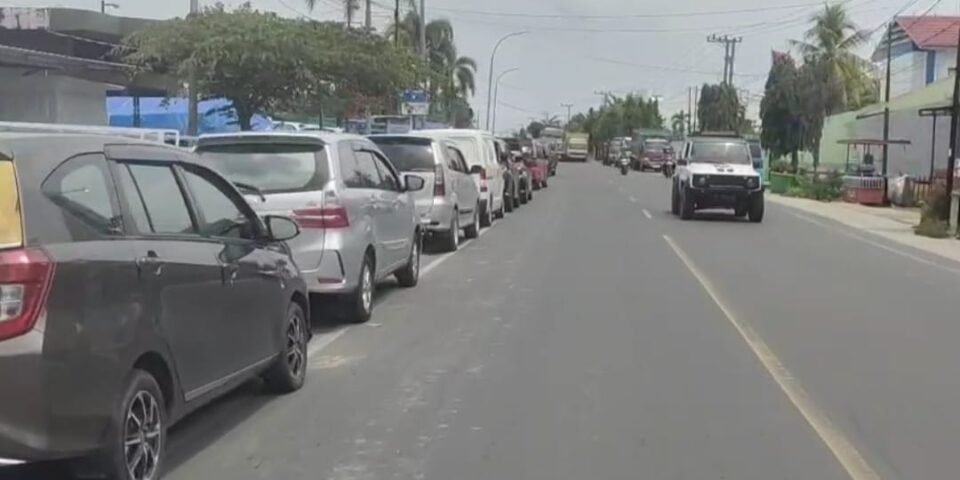 Nampak terlihat kendaraan roda empat antrian panjang di SPBU Polewali
