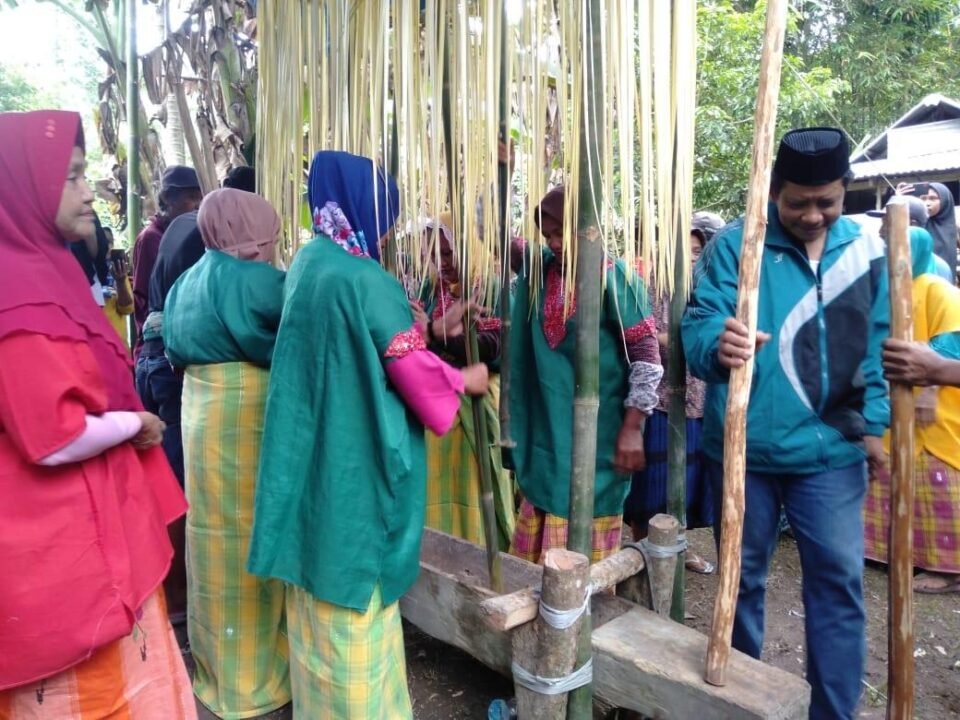 Kegiatan Mappadendang Masyarakat Mirring