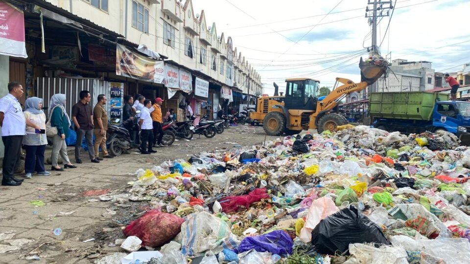 Ketua DPRD Fahry Fadly Memantau Penanggulangan Sampah di Pasar Wonomulyo, (7/1/2026)