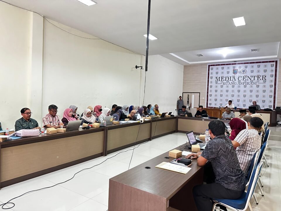 rapat dengar pendapat (RDP) bersama sejumlah Organisasi Perangkat Daerah (OPD) Pemkab Polman, Kamis (30/4/2026),
