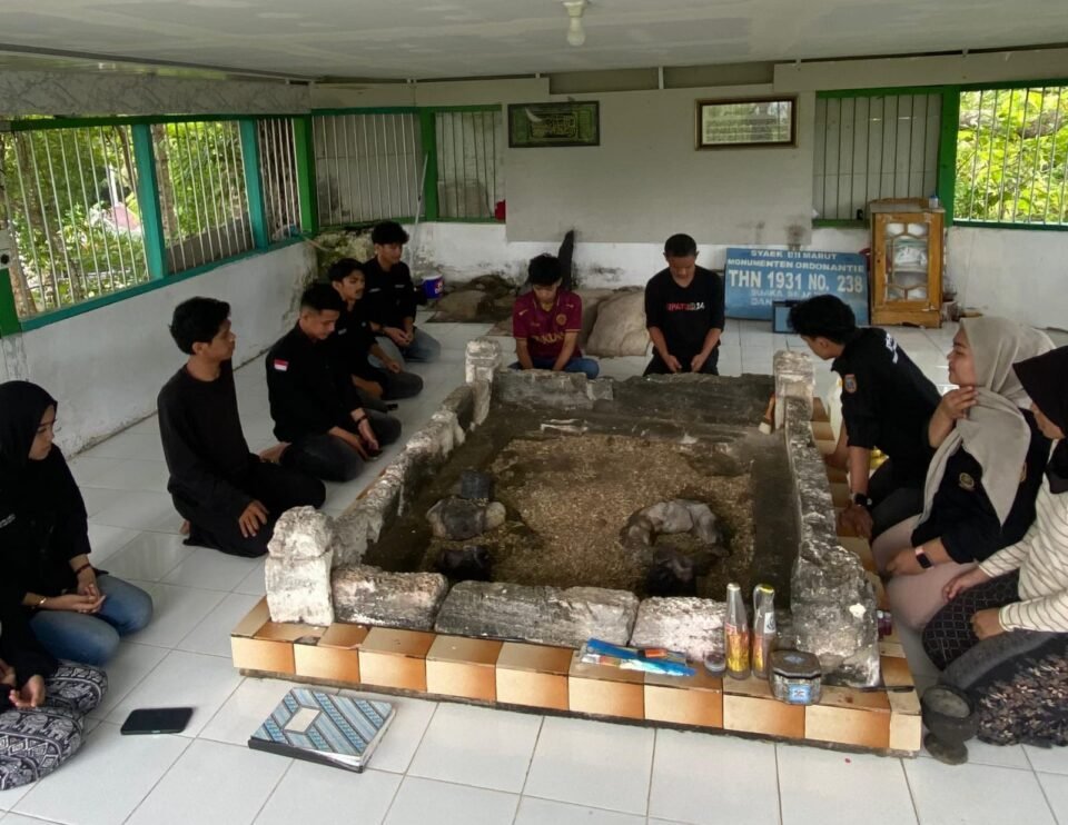 Kunjungan ke Makam Tosalama atau Syekh Bil Ma’ruf (Abdulrahim Kamaluddin) di Pulau Tangnga.