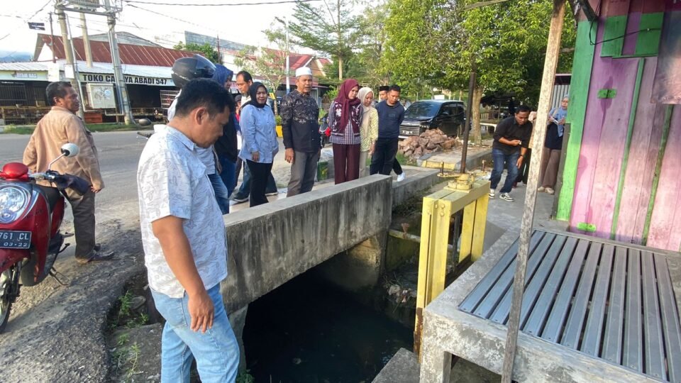 Wakil Ketua DPRD Kabupaten Polewali Mandar, Amiruddin, bersama Ketua Komisi III Sarinah dan Anggota Komisi III DPRD Polman Hj. Lisda