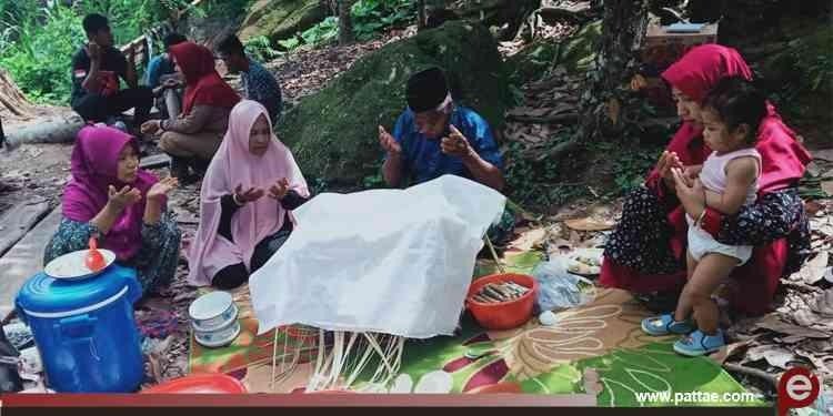 Pelaksanaan Tradisi anak pertama yang dilakukan salah satu warga Sulewatang di Surukan, Pinrang, Sulawesi Selatan.