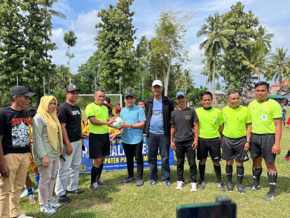 Ketua DPRD Polewali Mandar, Fahry Fadly, saat menghadiri sekaligus membuka kompetisi sepak bola usia dini kategori U-10 dan U-12 dalam rangka Pra Piala Presiden di Lapangan Sport Center HSM Mapilli, Kecamatan Luyo, Minggu (31/5).