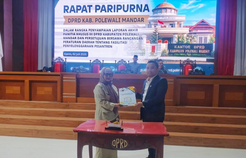DPRD Kabupaten Polewali Mandar bersama Pemerintah Kabupaten Polewali Mandar resmi menyetujui Rancangan Peraturan Daerah (Ranperda) tentang Fasilitasi Penyelenggaraan Pesantren untuk ditetapkan menjadi Peraturan Daerah (Perda), dalam rapat paripurna yang digelar di ruang rapat utama DPRD Polman, Kamis (2/7/2026) malam