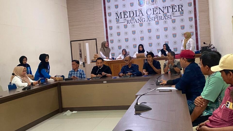 rapat dengar pendapat (RDP) bersama Lembaga Pencari Fakta dan Kebenaran (LPFK), Dinas Perindustrian, Perdagangan, Koperasi, dan UMKM (Disperindagkop UMKM), serta perwakilan pengelola SPBU di ruang aspirasi DPRD Polewali Mandar, Rabu (8/7/2026).