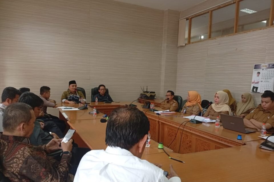 Rapat DPRD Polman bersama Dinsos Pemkab Polman