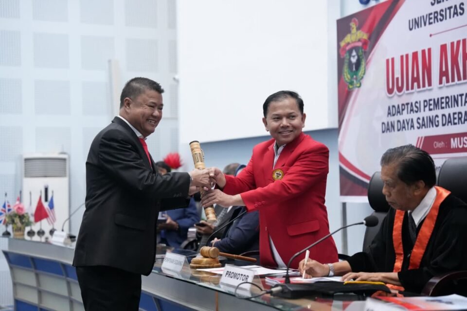 Mustari Mulai saat Mengikuti Promosi Doktor di Pascasarjana Universitas Hasanuddin Makassar